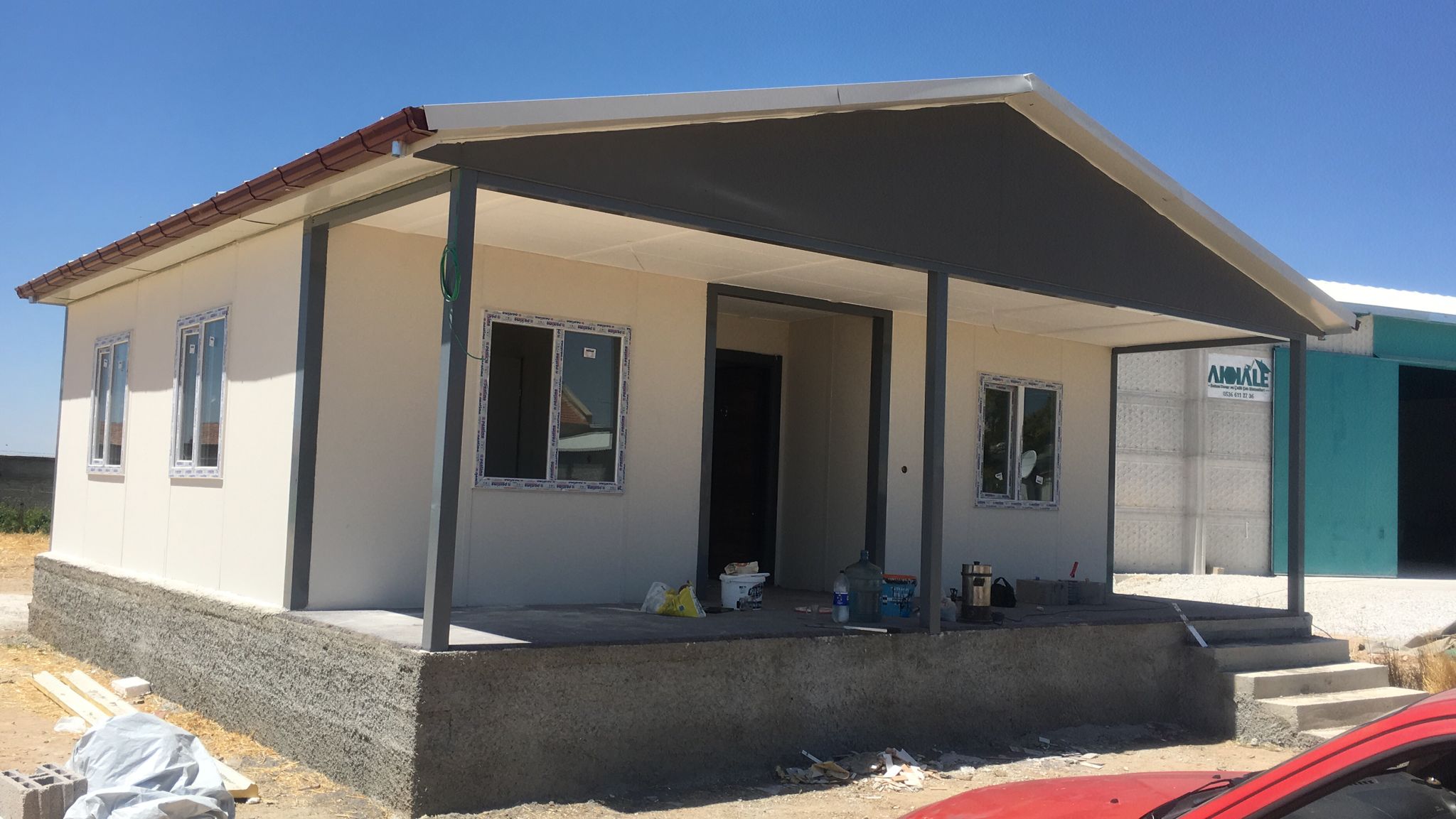 Eskil 80 m² prefabrik ev geniş verandasıyla ön cephe