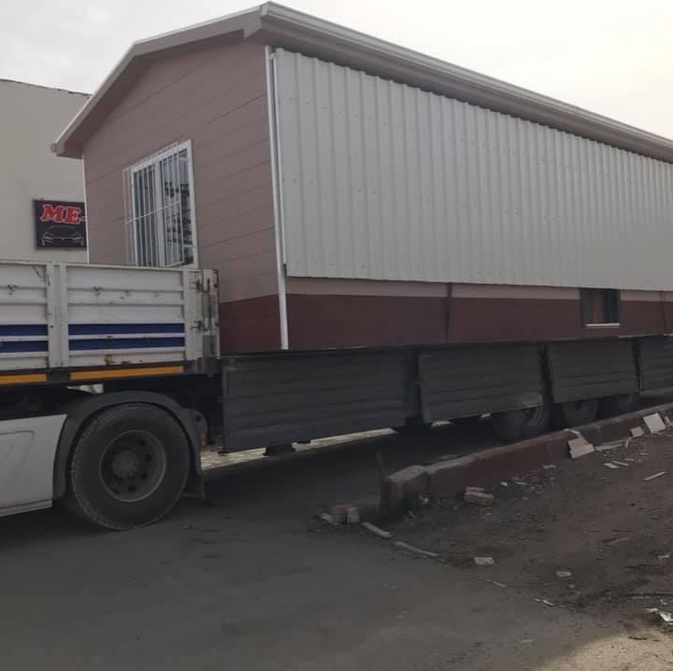 Modüler ev ünitesinin kamyonla nakliyesi