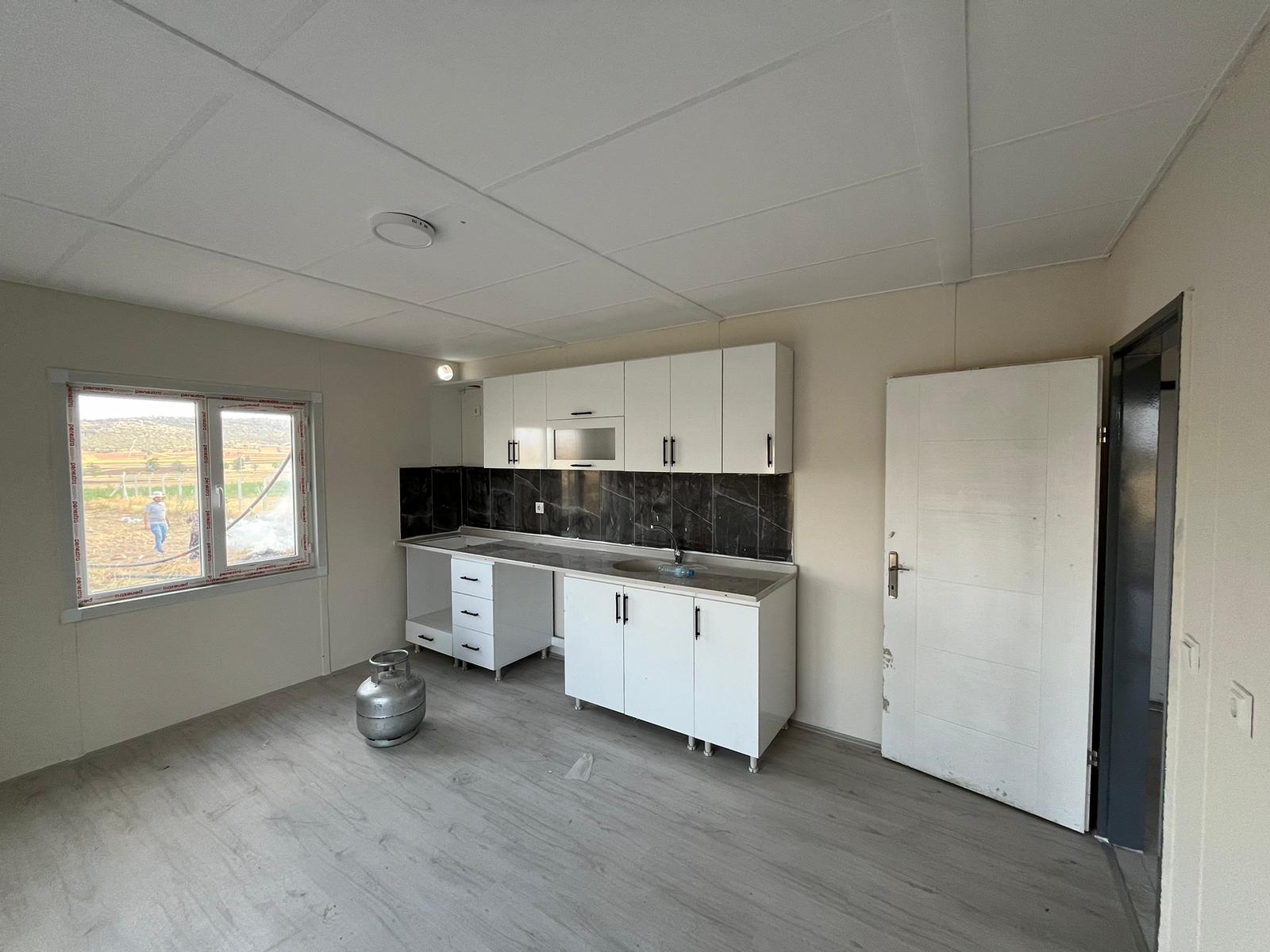 Polis Yusuf 75 m² prefabrik ev beyaz mutfak dolapları